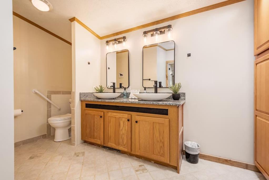 *Entire House • Sleeps 9 • Hot Tub • Pets Welcome* McHenry Exterior foto